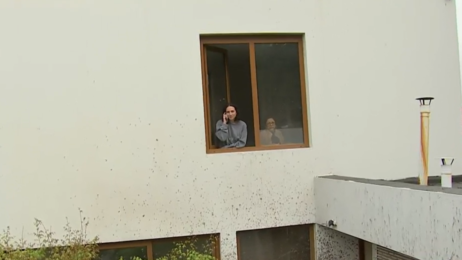 Familia lleva más de 15 horas atrapada en su casa tras aluvión en Las Condes

