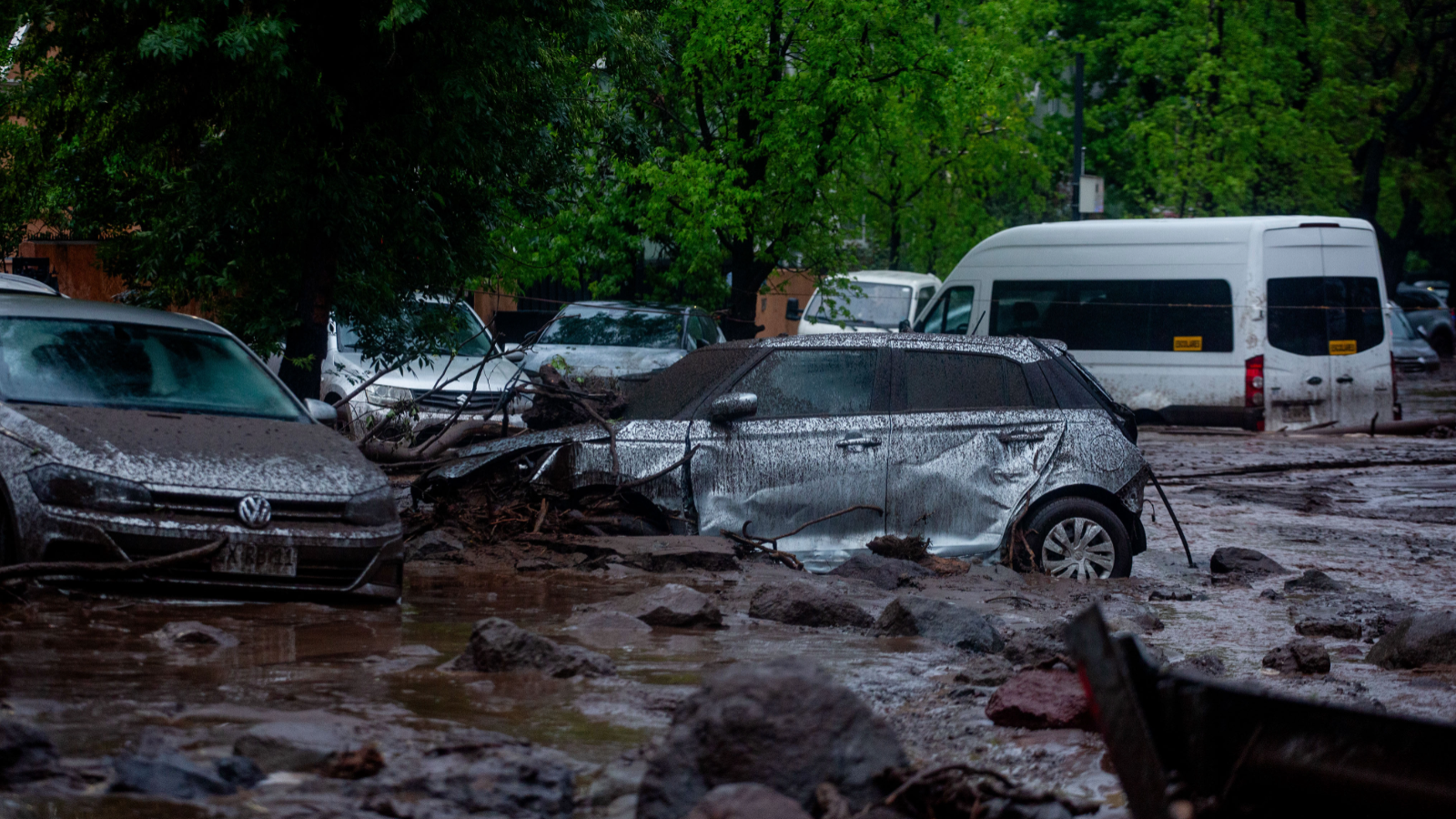 Aluvión en Las Condes: Balance de Senapred reporta 56 viviendas destruidas, 384 damnificados y más de mil rescatados
