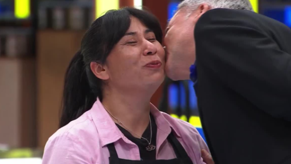 ¡Doble premio para Francesca! Recibió beso de Yann Yvin y recuperó el delantal blanco en Masterchef