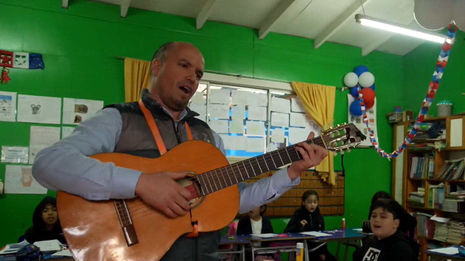 Ediel Vásquez, el popular profesor que enseña a través de la música
