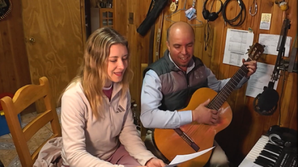 El profe Ediel y sus estudiantes componen la cueca de "Chile Conectado"
