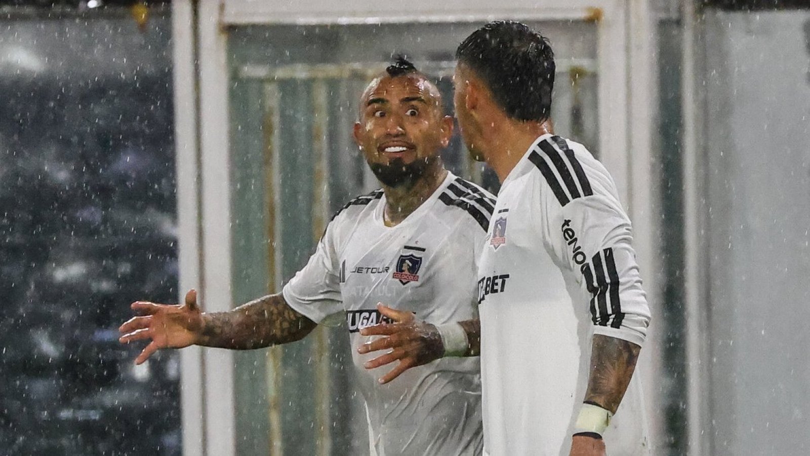 "Es increíble, solo pasa en Chile": El descargo de Arturo Vidal tras el "bajón" de Colo Colo
