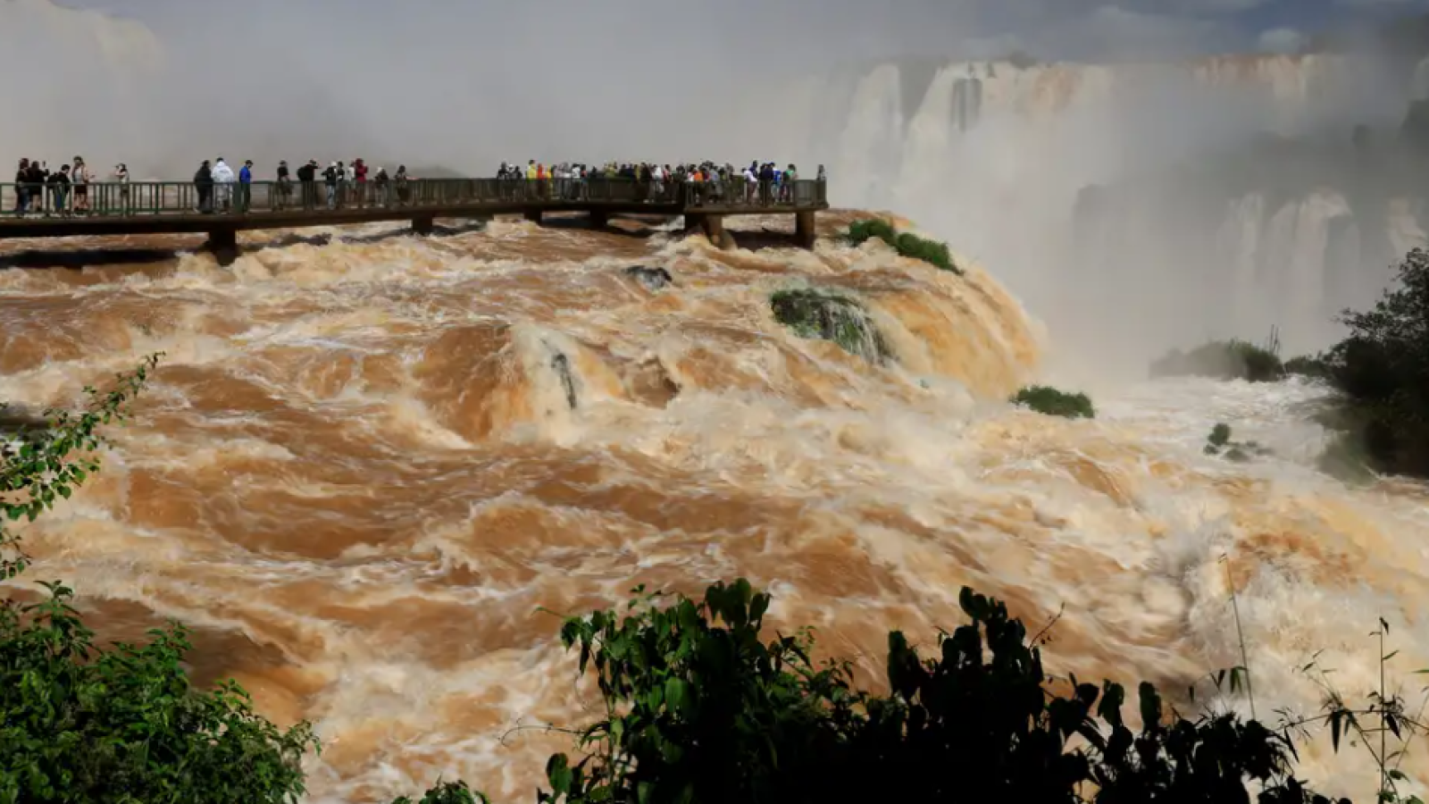 Cierran las cataratas del Iguazú por las crecidas de El Niño
