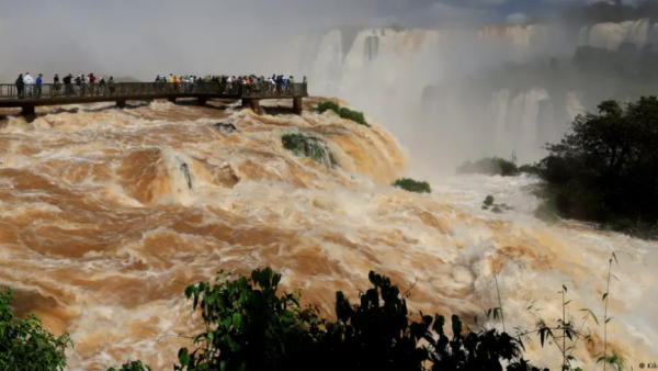 Cierran las cataratas del Iguazú por las crecidas de El Niño