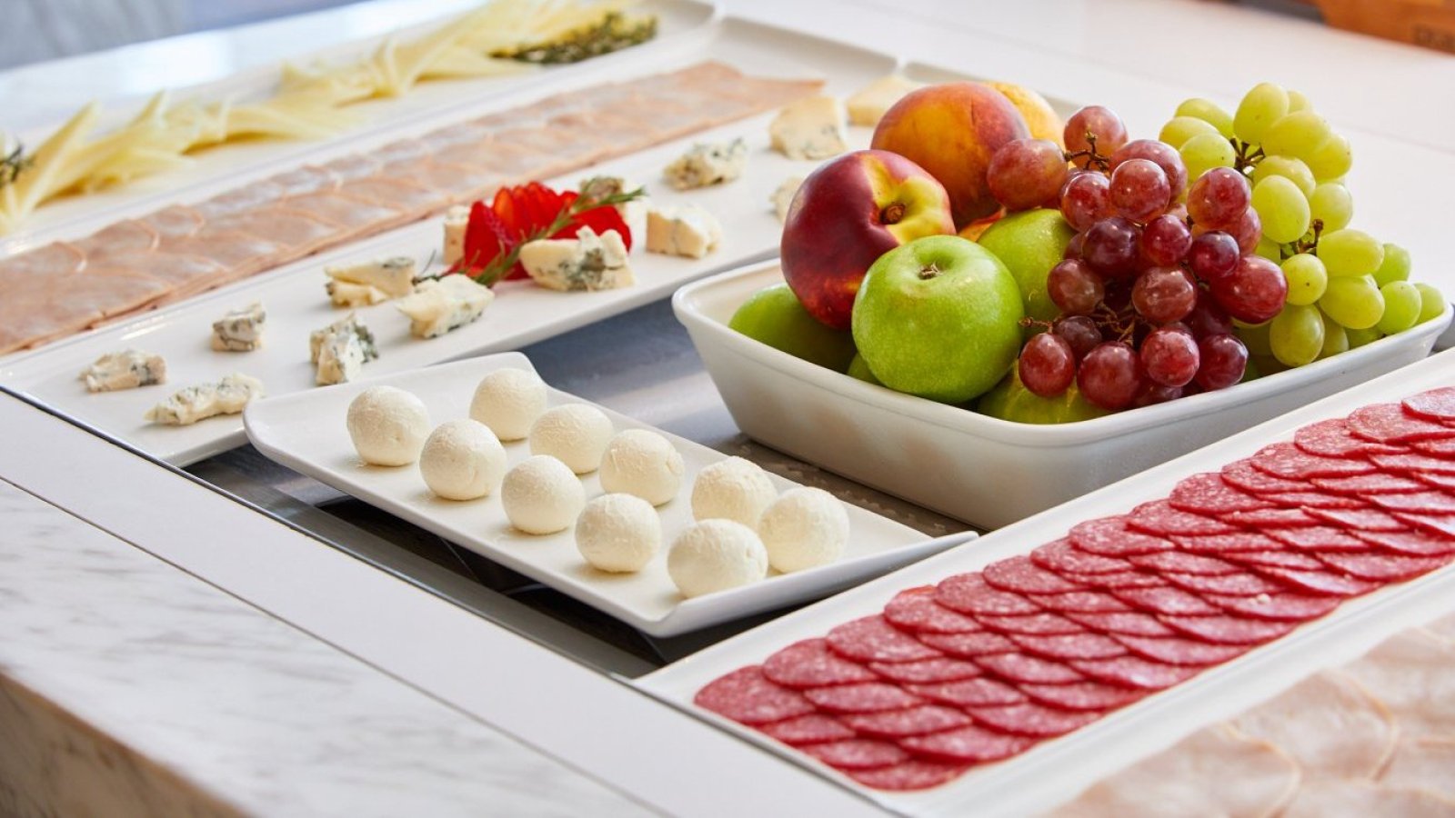 Los secretos de un buen desayuno mediterráneo: Jamón al corte, huevos a la crema y cocina a pedido
