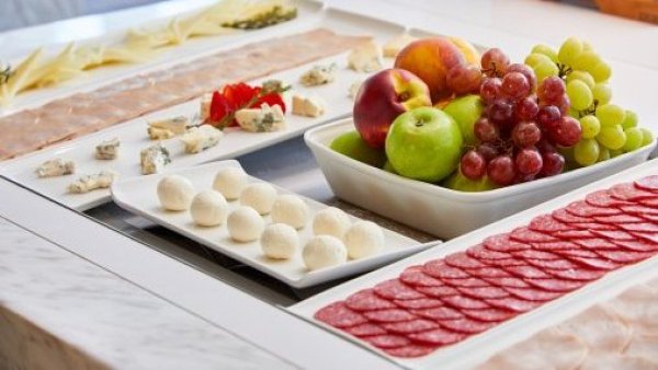 Los secretos de un buen desayuno mediterráneo: Jamón al corte, huevos a la crema y cocina a pedido