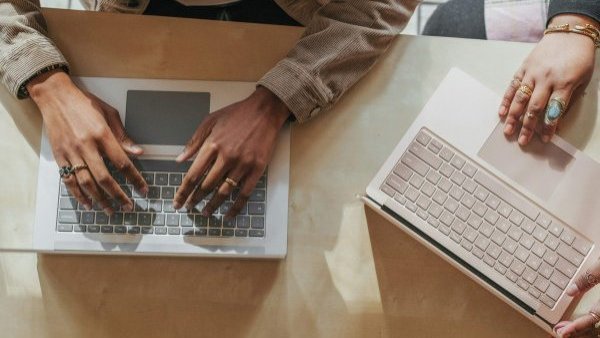 Adiós al mito de la flexibilidad: 86% de la Generación Z en Chile prioriza la estabilidad y crecimiento laboral