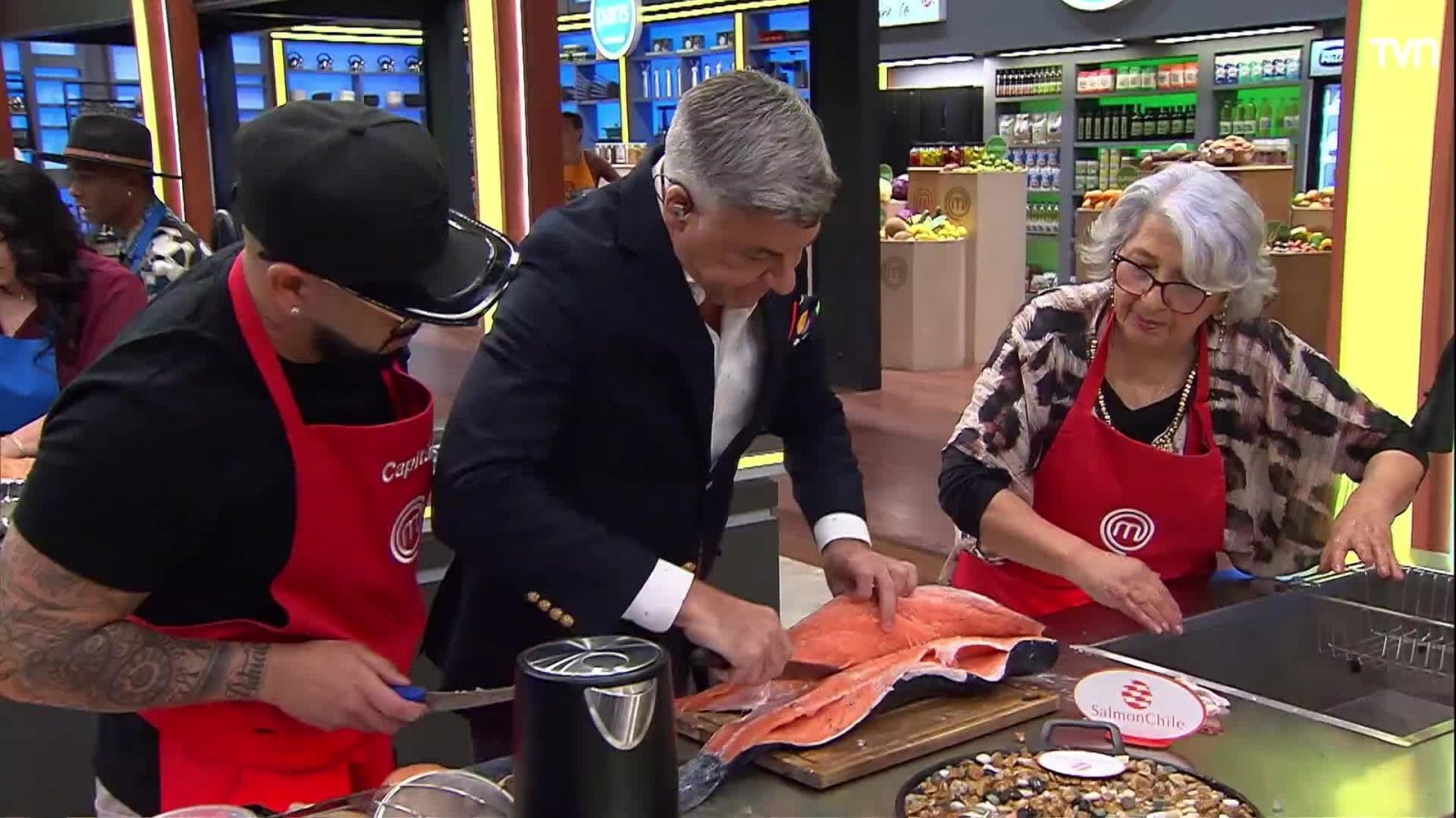 Tesoro nacional: Los equipos hoy deberán cocinar con salmón chileno
