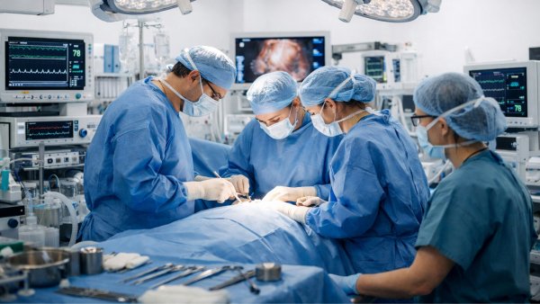 Robot creado por médico chileno ya supera las 2.700 cirugías en Chile y Estados Unidos
