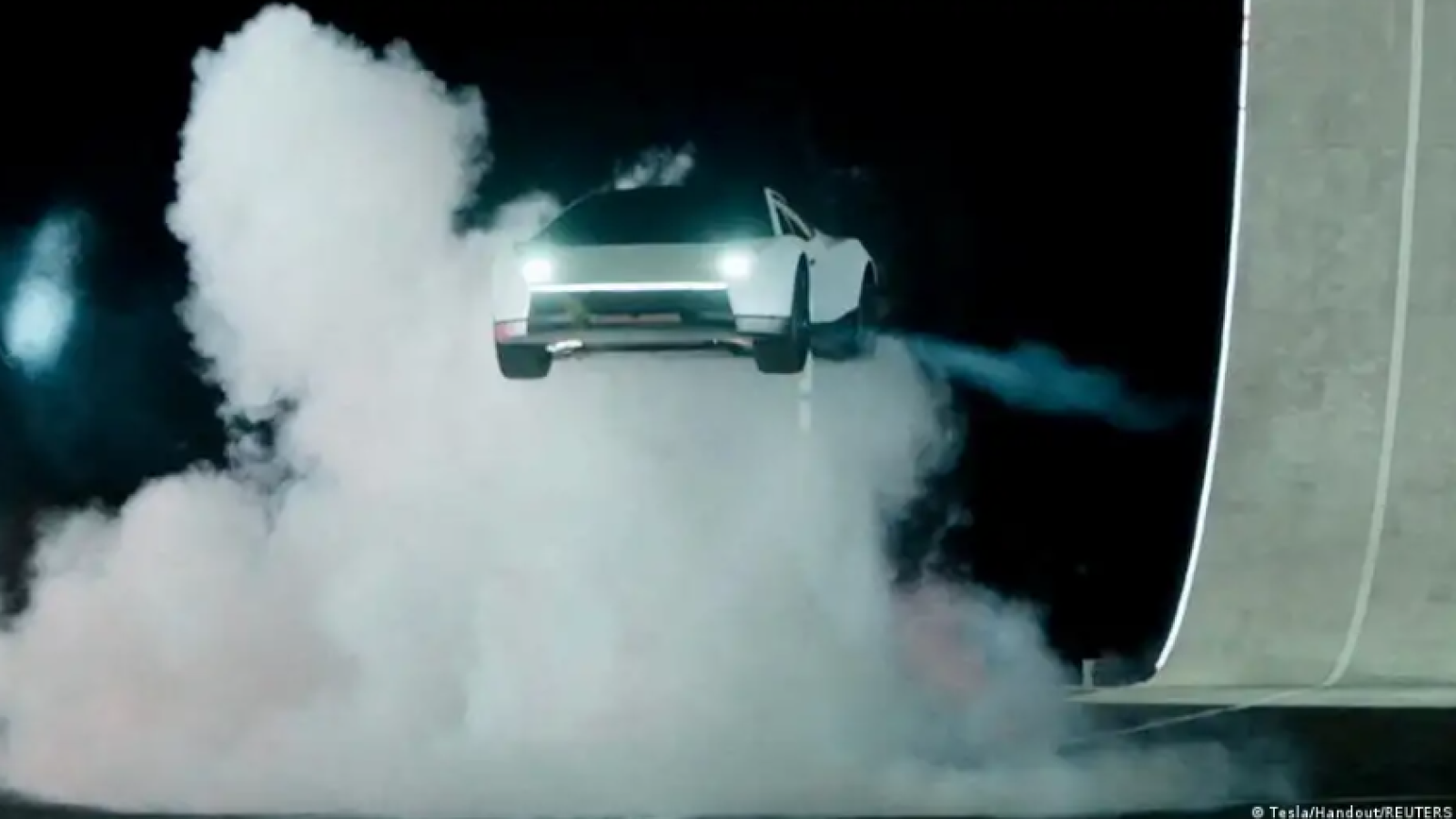 Tesla desafía la gravedad: Musk presenta un coche que vuela y acelera como un cohete
