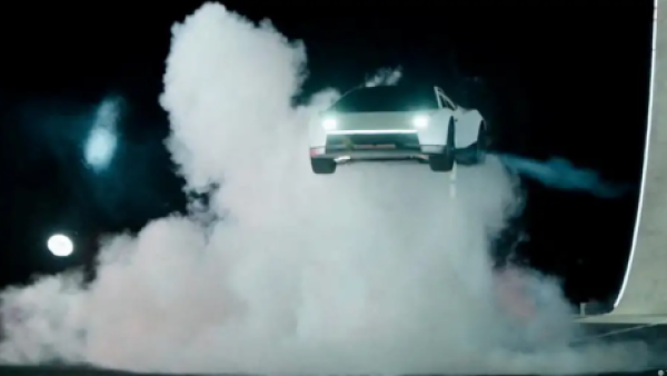 Tesla desafía la gravedad: Musk presenta un coche que vuela y acelera como un cohete