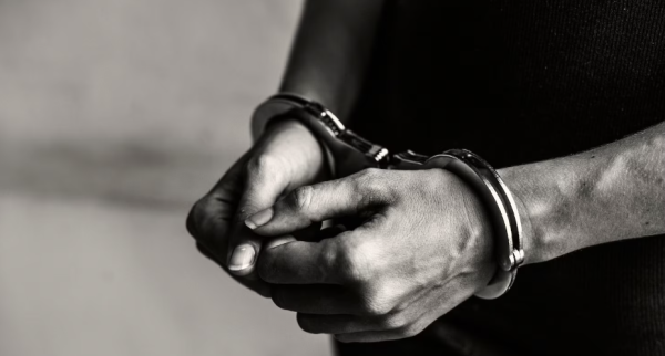 Detienen a pareja de chilenos en Indonesia por tráfico de cocaína: arriesgan cadena perpetua