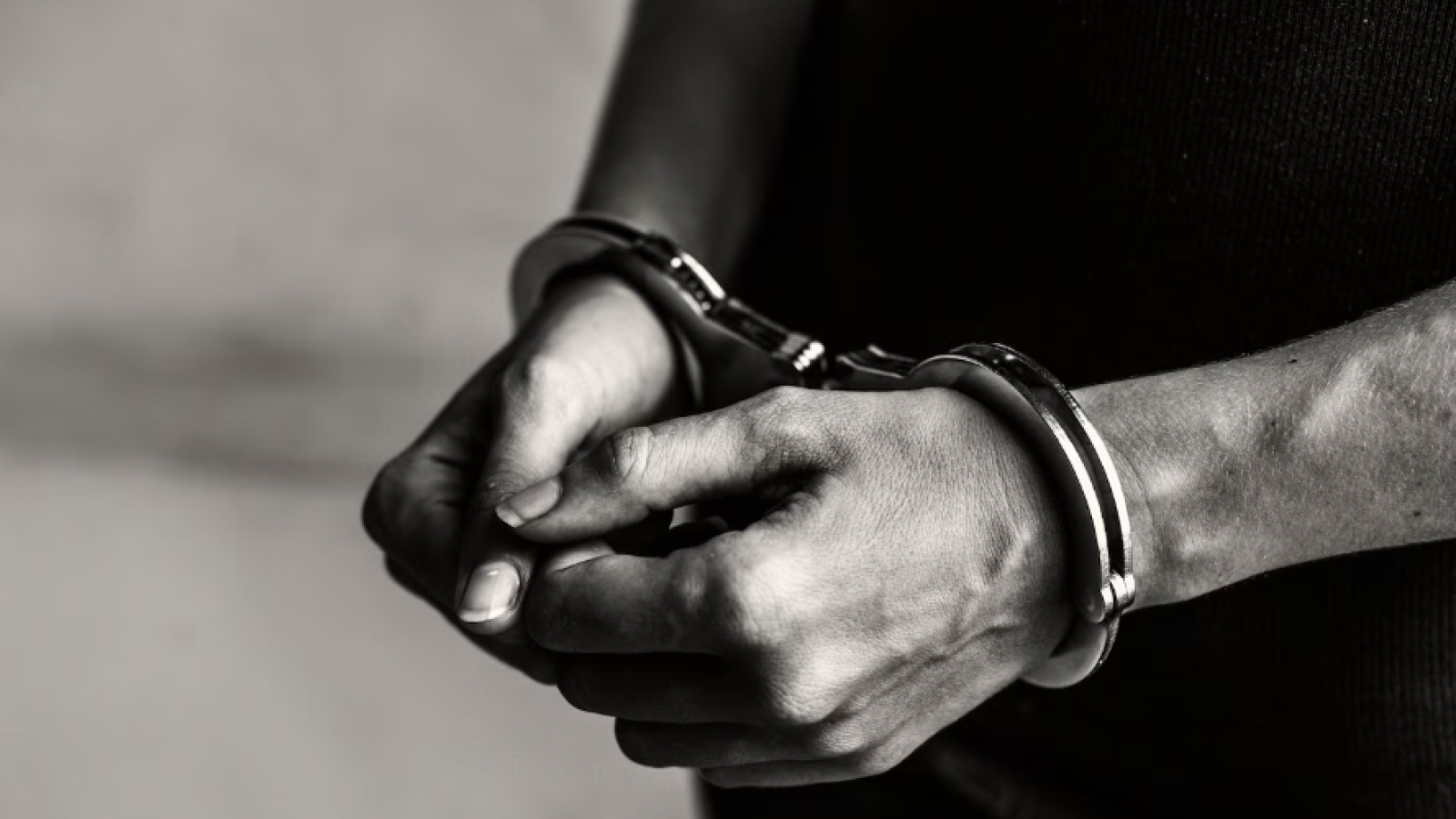 Detienen a pareja de chilenos en Indonesia por tráfico de cocaína: arriesgan cadena perpetua
