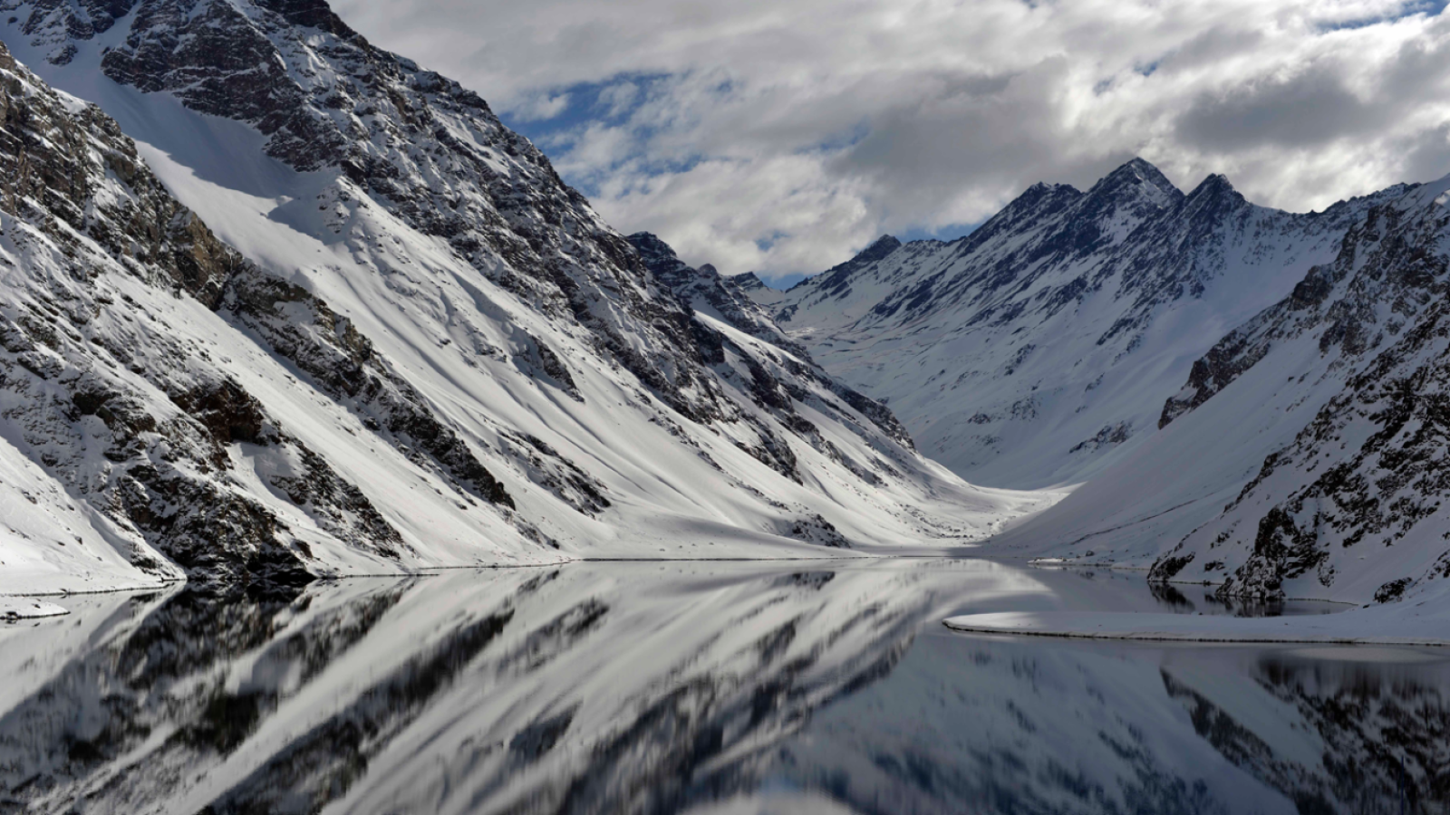 <p>Avalancha en Laguna del Inca: siete montañistas fueron arrastrados y reportan al menos tres muertos</p>
