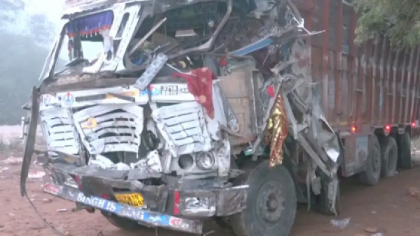 <p>Un camión mata a 13 personas durante un festival hindú en India</p>