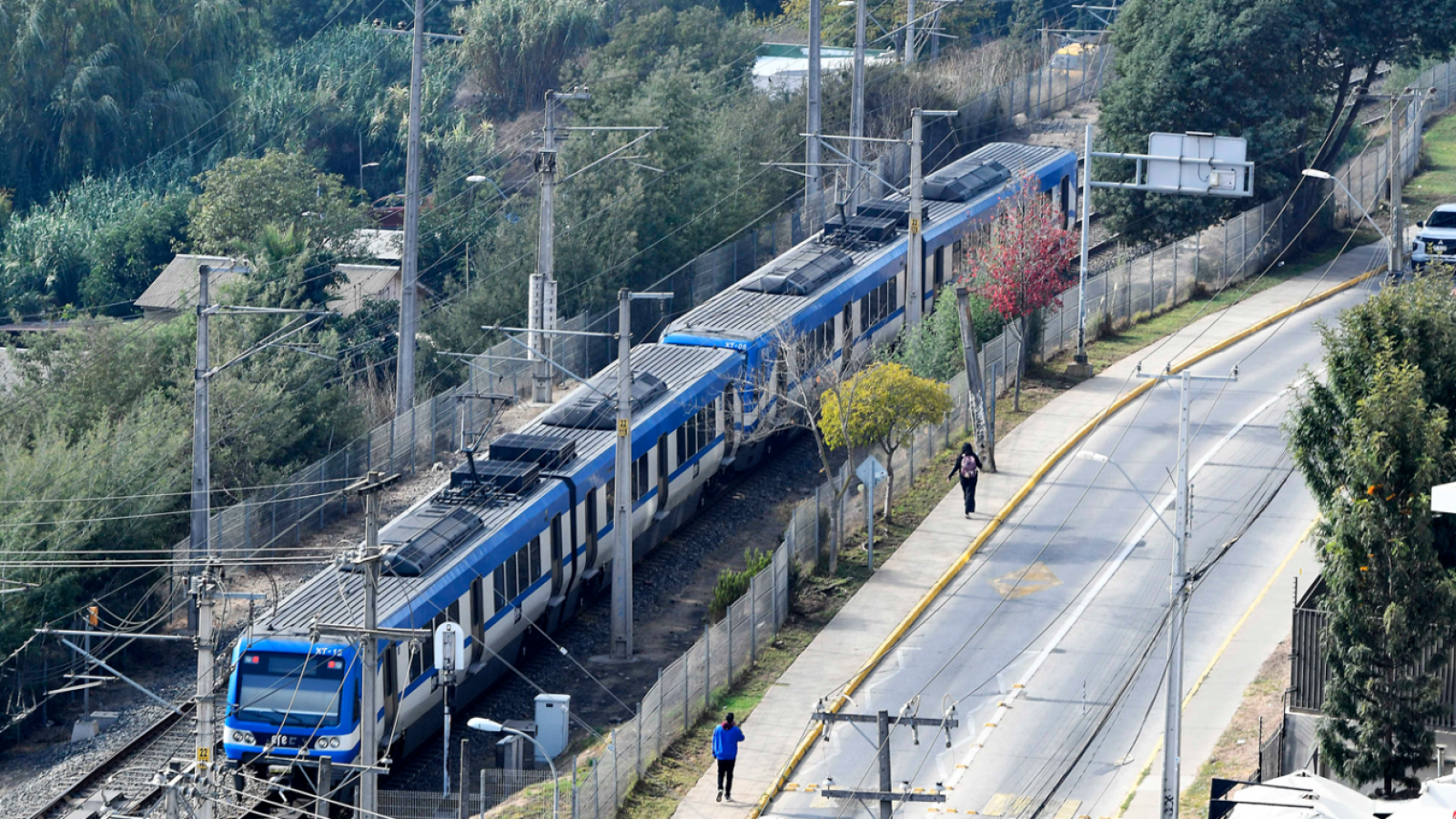 <p>Rayados obligaron a detener tren de EFE Valparaíso por más de 20 minutos en Viña del Mar</p>

