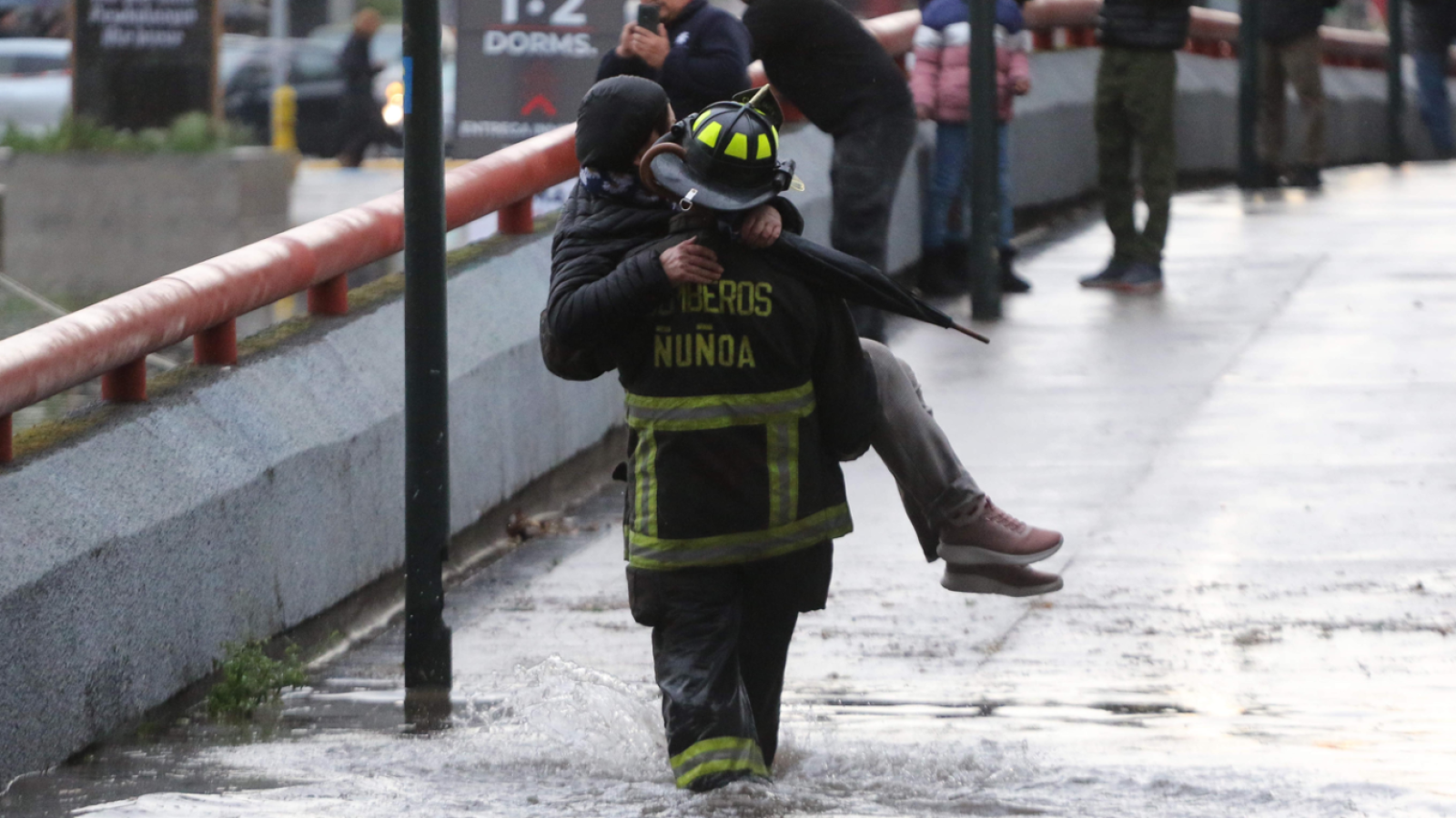 <p>Alerta Roja en la RM: Senapred eleva el nivel de alerta en 10 comunas</p>
