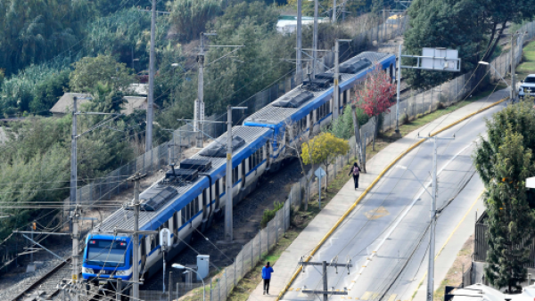 <p>Rayados obligaron a detener tren de EFE Valparaíso por más de 20 minutos en Viña del Mar</p>