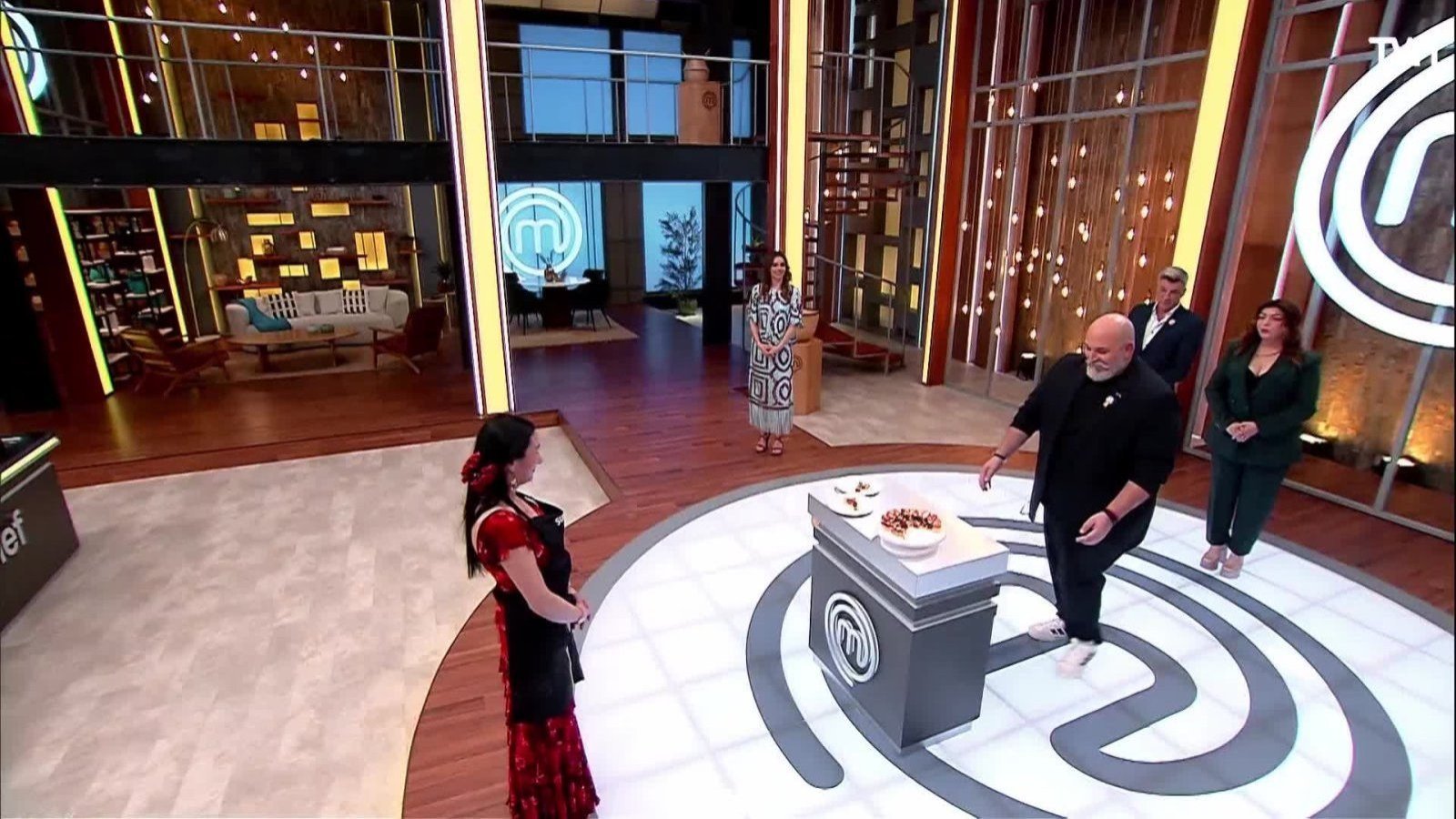 ¡Stana lo dio todo en el desafio de reposteria con su "Santa Sara"!

