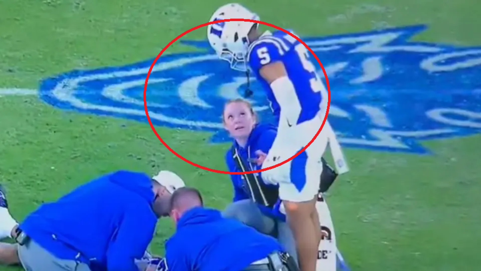 La escena que desató la indignación en Estados Unidos: jugador agredió a la asistente médica de su equipo
