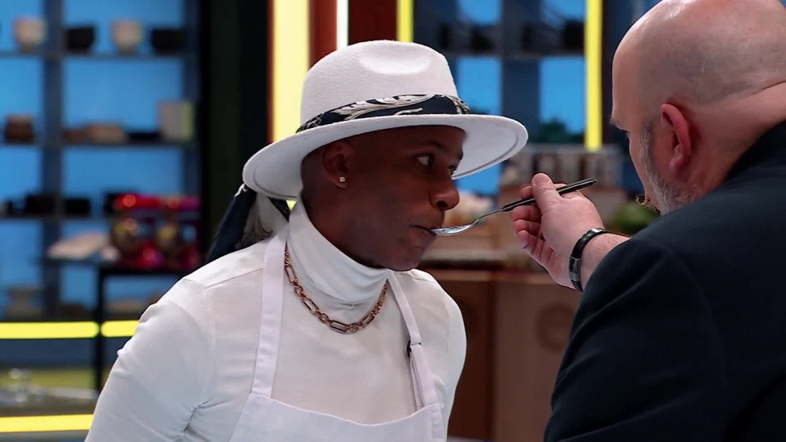 "¡Gobiérnense allá arriba!" Aspirantes molestan a Santos y al chef Juan Manuel
