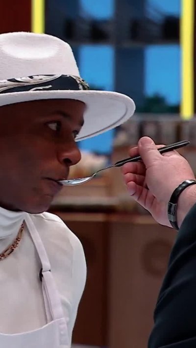 "¡Gobiérnense allá arriba!" Aspirantes molestan a Santos y al chef Juan Manuel