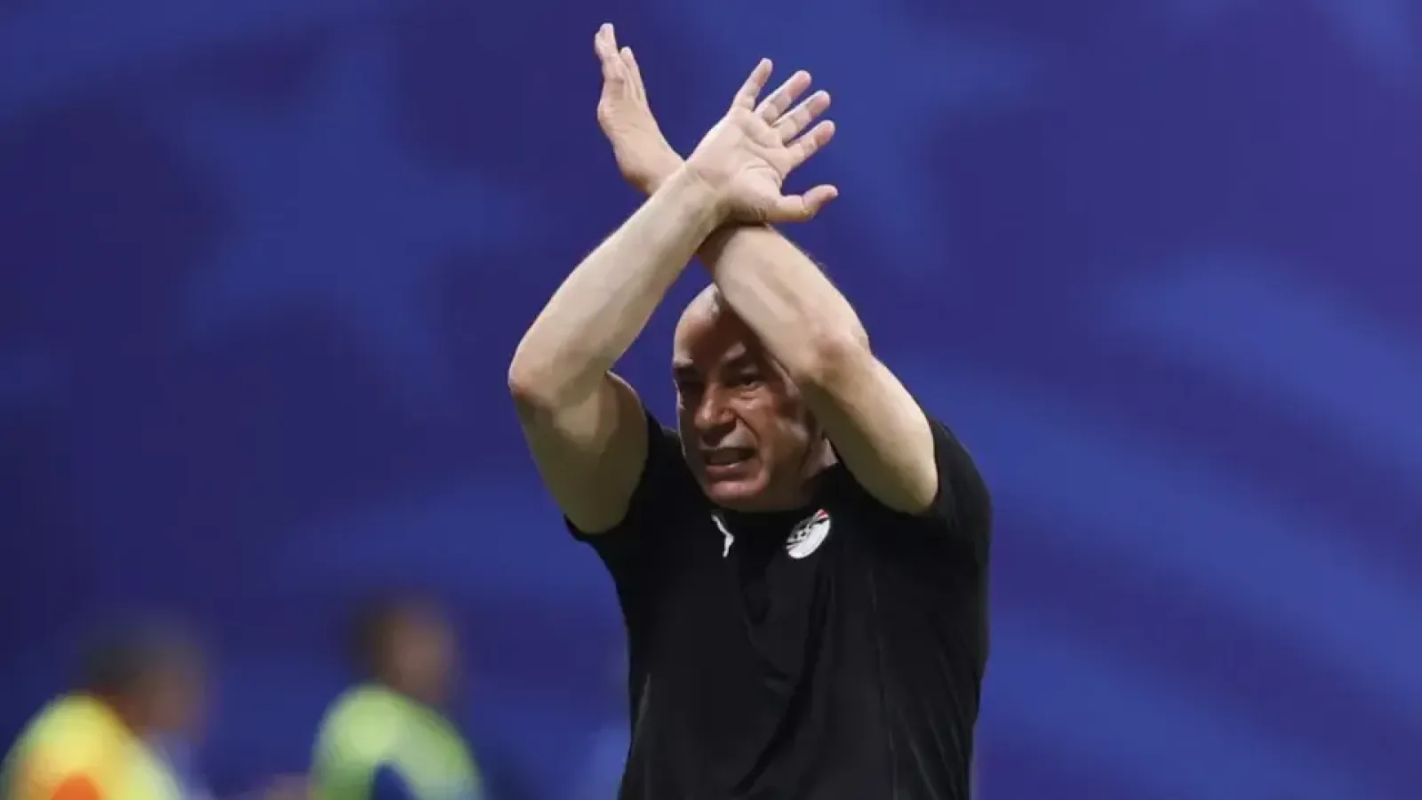 Tras tres meses: FIFA sanciona a técnico de Egipto por polémicos gestos ante Argentina en el Mundial
