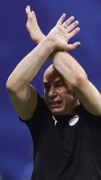 Tras tres meses: FIFA sanciona a técnico de Egipto por polémicos gestos ante Argentina en el Mundial