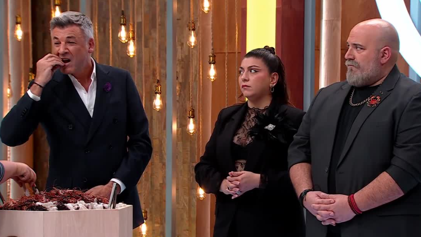 "Lo puedes comer crudo": El chef Yann enseñó algo nuevo sobre los langostinos a los cocineros
