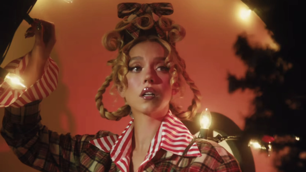 Sydney Sweeney se transforma en Cindy Lou de "El Grinch" para provocativa campaña navideña