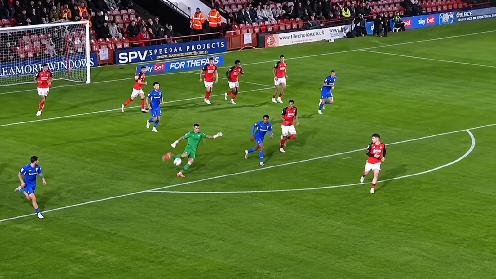 El increíble "saque pase gol" de arquero en Inglaterra y que da la vuelta al mundo
