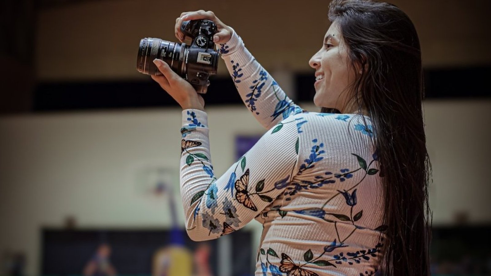 Fotógrafa que recibió polémico código de vestimenta: Suma apoyo en redes sociales y aumenta seguidores en Instagram
