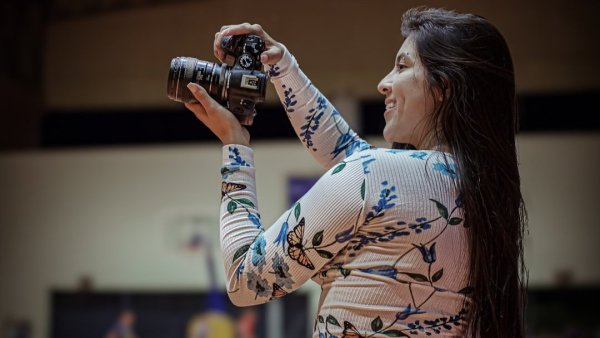 Fotógrafa que recibió polémico código de vestimenta: Suma apoyo en redes sociales y aumenta seguidores en Instagram
