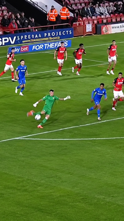 El increíble "saque pase gol" de arquero en Inglaterra y que da la vuelta al mundo