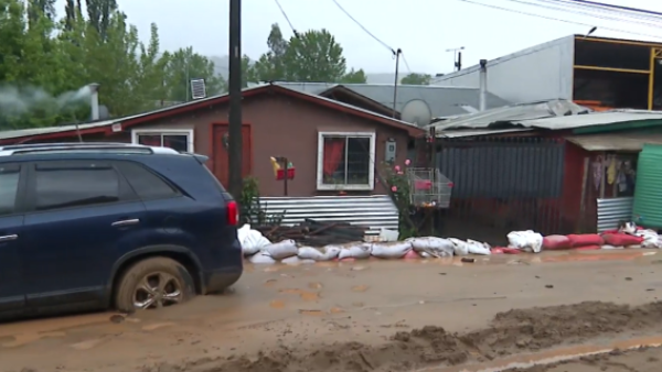 Aluvión en Concepción: Barro colapsó viviendas y automóviles en la población Juan Riquelme