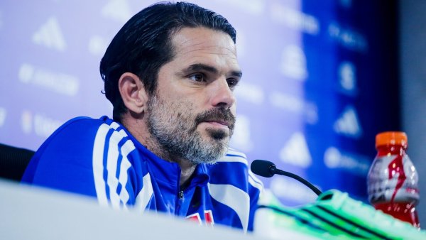 Fernando Gago pierde la paciencia por las preguntas sobre Azul Azul: "¿Y de fútbol no vamos a hablar?"