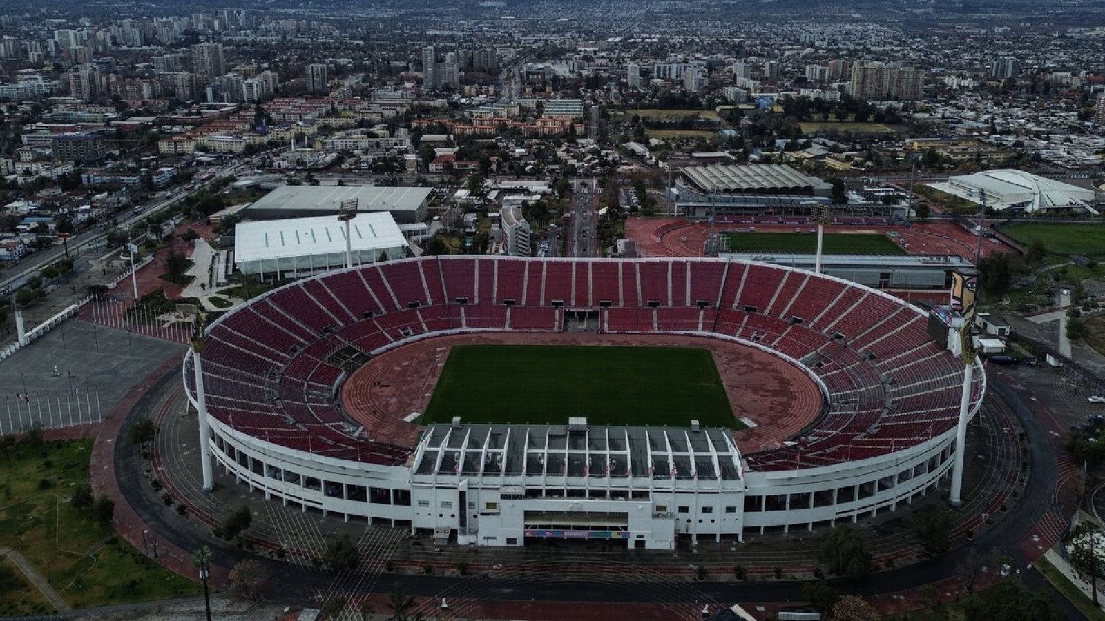 "Paupérrimas condiciones": Muestran "el verdadero estado" de la cancha del Nacional tras conciertos de BTS

