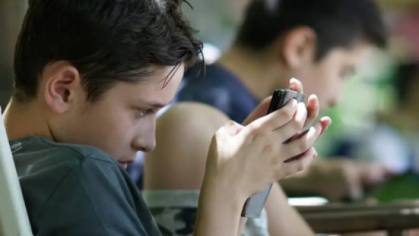 Grecia prohíbe el acceso a las redes sociales a los menores de 15 años