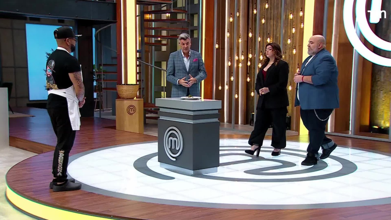 "Usted es la gran revelaciópn de este programa": Don Jona se emociona con los jueces
