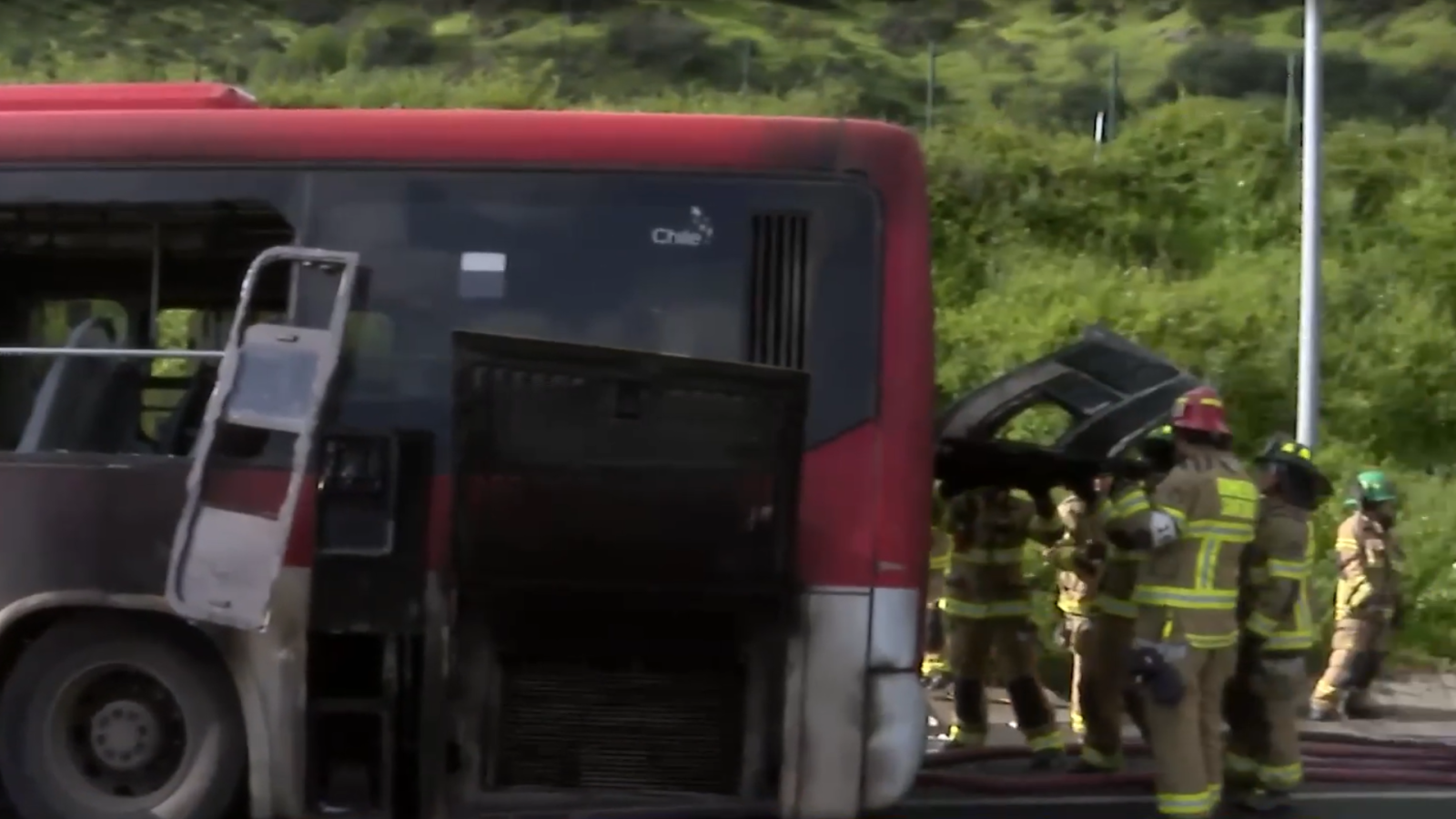 Bus de Red se incendia en plena Costanera Norte: Pasajeros lograron evacuar sin lesionados
