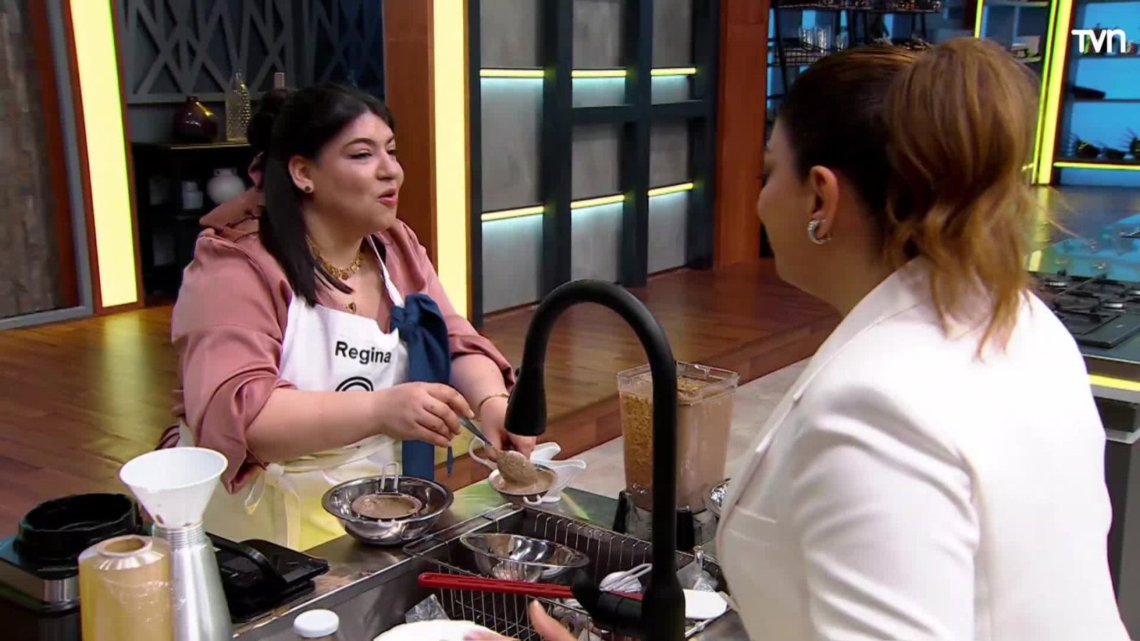 ¡Un tropiezo inesperado! Regina sufrió una caída en plena preparación de MasterChef
