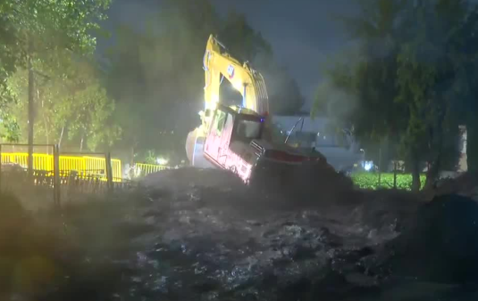 Casi se lleva una retroexcavadora: Violenta crecida del caudal de agua en Quebrada Honda