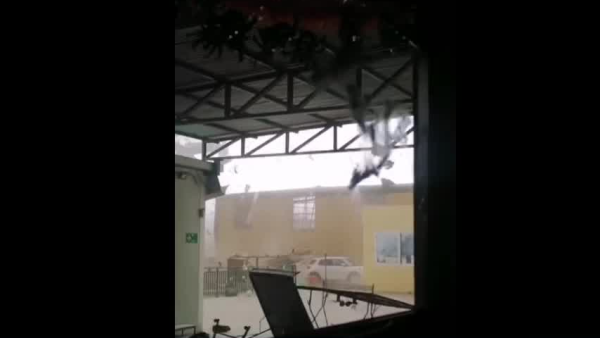 Hasta una mesa de ping pong voló: Impactante video del paso del tornado por colegio de Requínoa