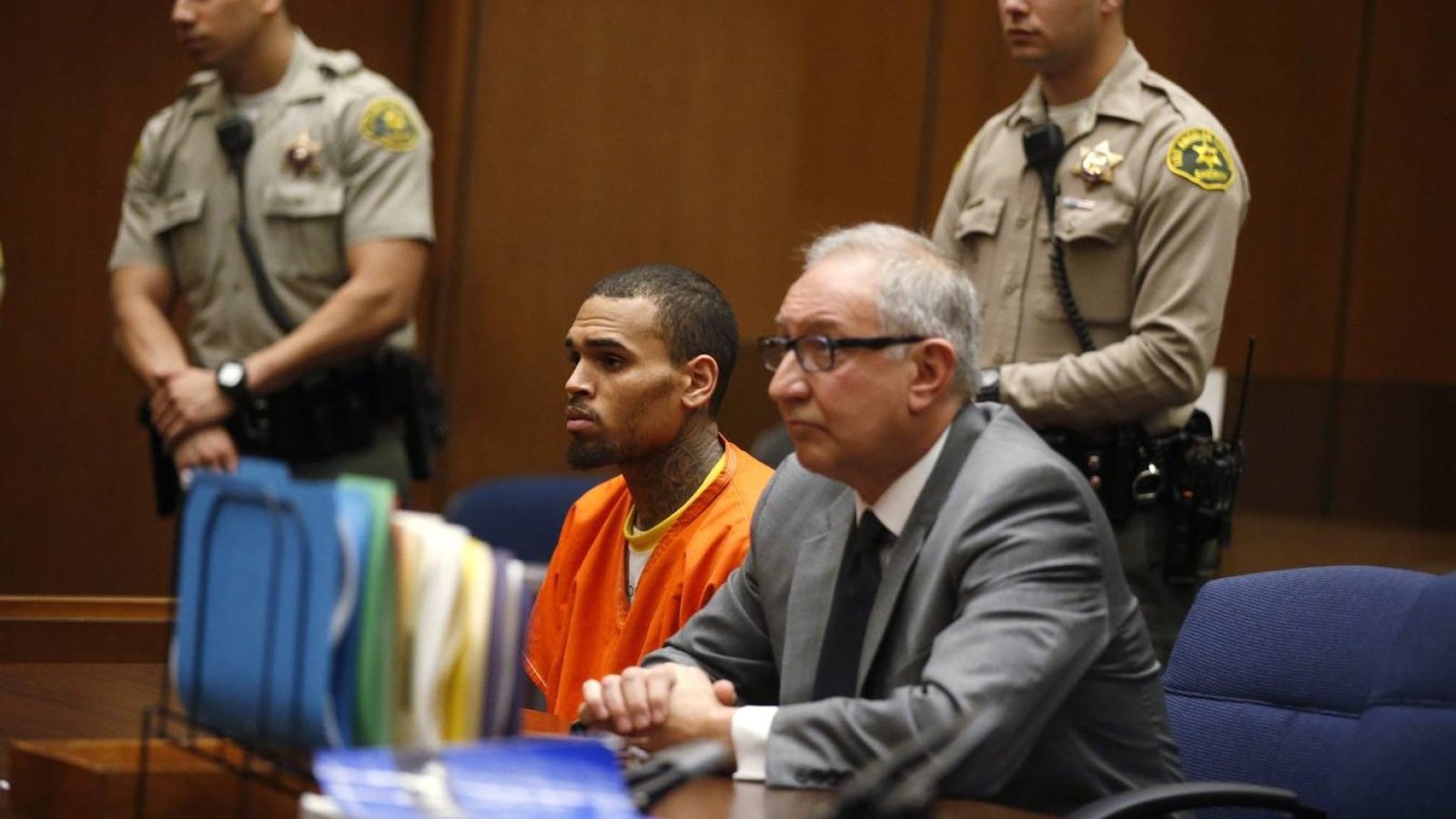 Golpeó a productor con una botella: El grave incidente que condenó a Chris Brown en Reino Unido
