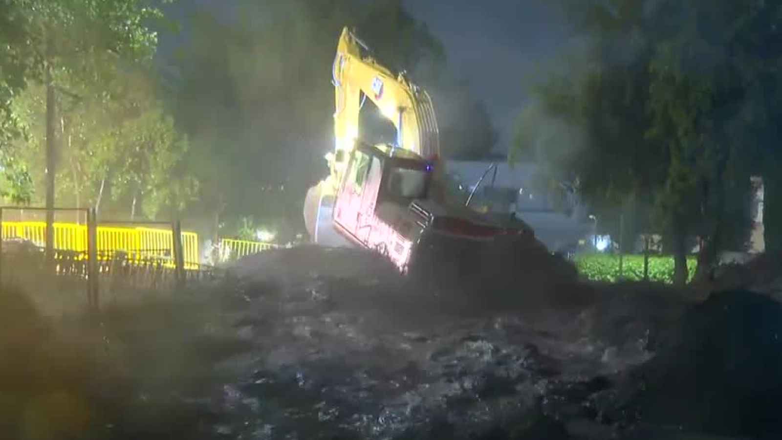 Casi se lleva una retroexcavadora: Violenta crecida del caudal de agua en Quebrada Honda
