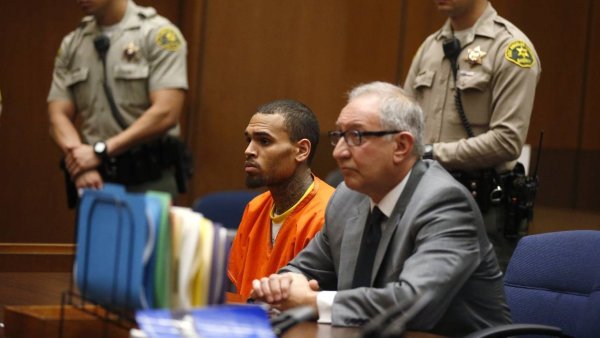 Golpeó a productor con una botella: El grave incidente que condenó a Chris Brown en Reino Unido