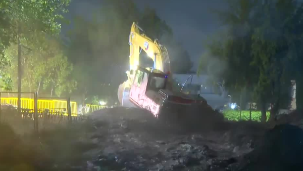 Casi se lleva una retroexcavadora: Violenta crecida del caudal de agua en Quebrada Honda