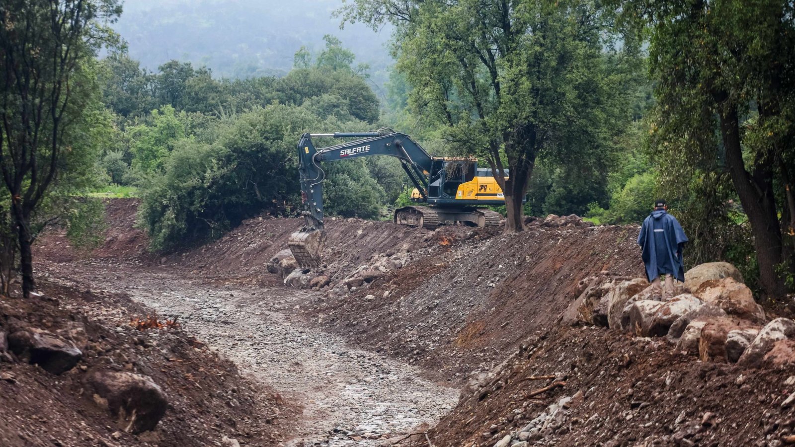 Videos | San Carlos de Apoquindo bajo el agua: Fuerte tormenta eléctrica y granizos causan anegamientos
