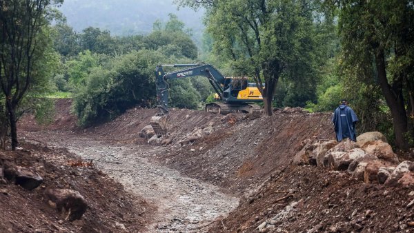 Videos | San Carlos de Apoquindo bajo el agua: Fuerte tormenta eléctrica y granizos causan anegamientos