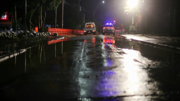 Piden no salir de las casas y subir a segundos pisos: Las Condes fija zona de exclusión por desborde de agua